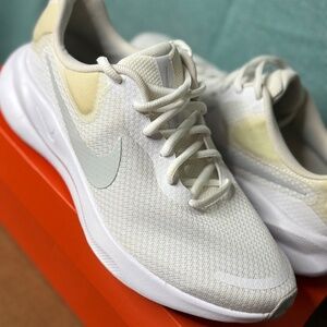Nike Men’s Revolution 7 Running Shoe Sneaker White/Cream SZ 8